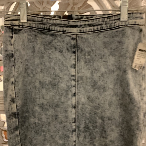 DENIM Pencil Skirt with Zipper back. Size L - Picture 2 of 4